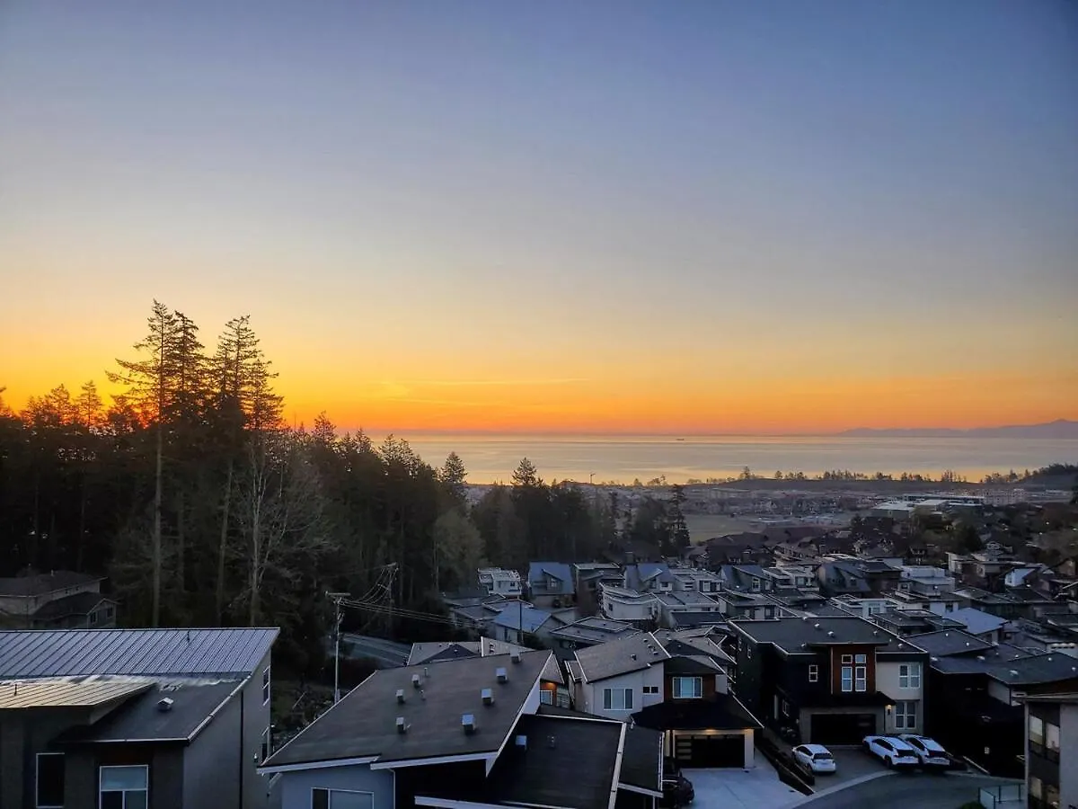 Ocean View Modern 1 Bed Room Suite With Two Beds And A Full Kitchen Colwood