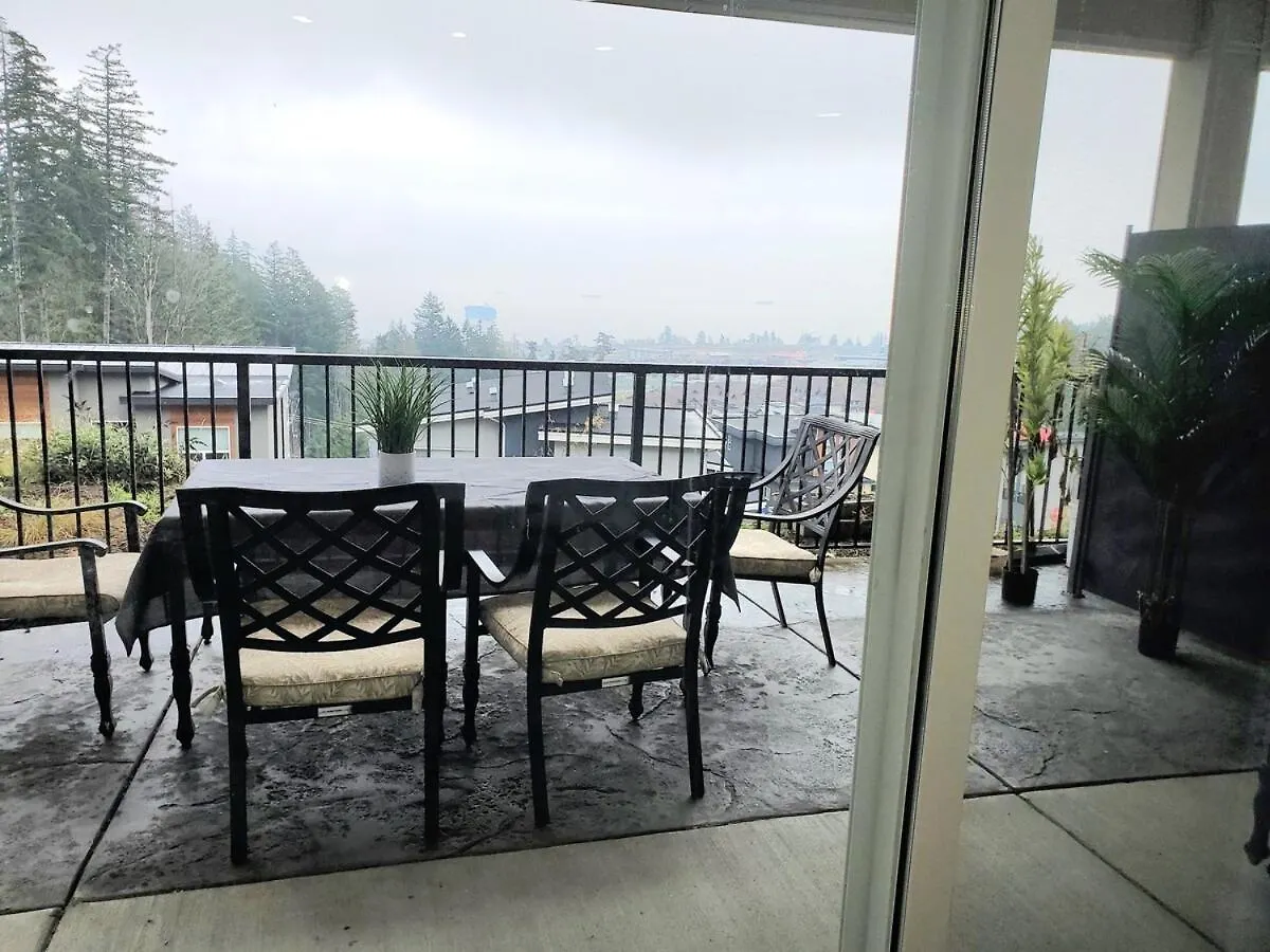 Ocean View Modern 1 Bed Room Suite With Two Beds And A Full Kitchen Colwood