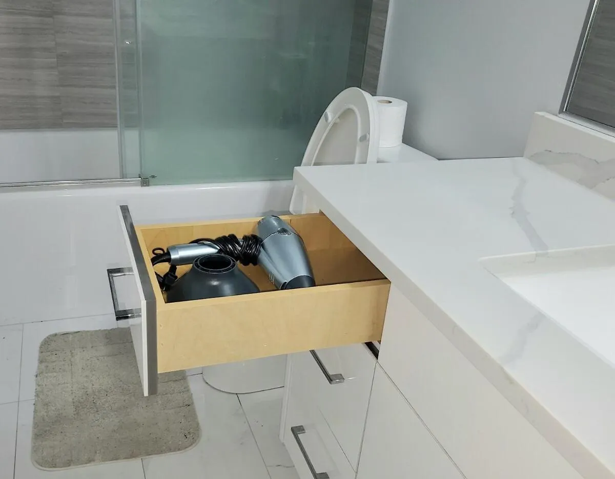 Ocean View Modern 1 Bed Room Suite With Two Beds And A Full Kitchen Colwood