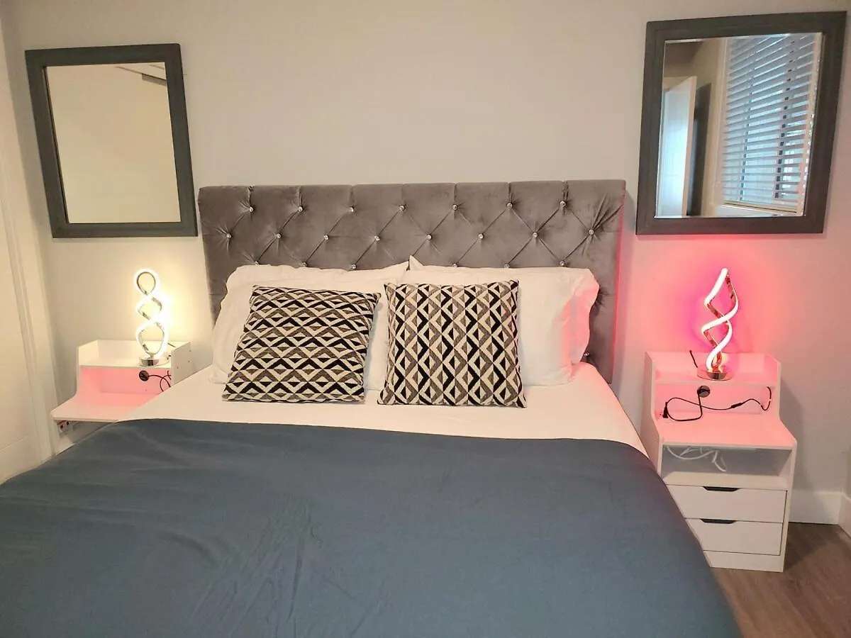 Ocean View Modern 1 Bed Room Suite With Two Beds And A Full Kitchen Colwood